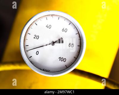 Il manometro con la freccia indica la pressione del gas nel tubo. Primo piano del sensore di misurazione della pressione industriale. Foto Stock