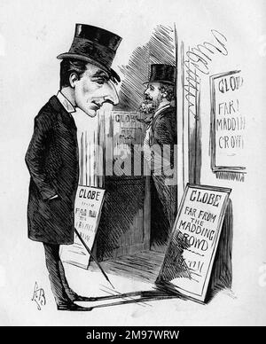 Cartone animato di Sir Arthur Wing Pinero (1855-1934), attore, drammaturgo e sceneggiatore inglese. Visto qui fuori dal Globe Theatre, Londra, dove è in produzione un adattamento del romanzo di Thomas Hardy, lontano dalla folla delle manti. Pinero pensa che sia molto simile al suo gioco, lo Squire, che egli basava sul romanzo di Hardy. L'ironia è che questa nuova produzione è un adattamento di Hardy stesso. Foto Stock