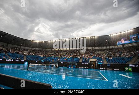 Melbourne, Australia. 17th Jan, 2023. Piogge forti si riverseranno sul campo esterno durante il secondo giorno del torneo di tennis Australian Open 2013 a Melbourne, Australia, 17 gennaio 2023. Credit: HU Jingchen/Xinhua/Alamy Live News Foto Stock