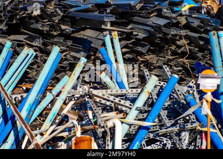 Scarto. Primo piano dello scarico dei rifiuti di metallo da costruzione. Palo di tubi e profilo zincato. Sfondo.. Foto Stock