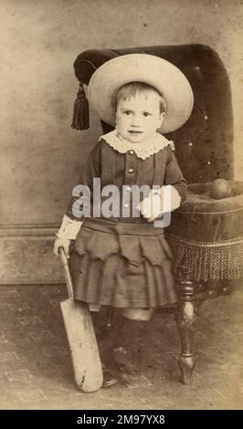 Studio ritratto di un bambino vittoriano con cricket bat, Otley, Yorkshire. Foto Stock