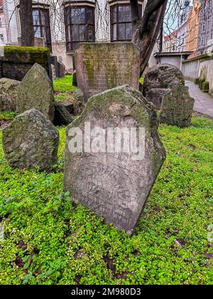 Praga, Repubblica Ceca, dettaglio, Vista ravvicinata delle lapidi all'esterno, Vecchio, storico, Cimitero Ebraico Sinagoga Ebraica, 'Klaus' (Klausen), Foto Stock