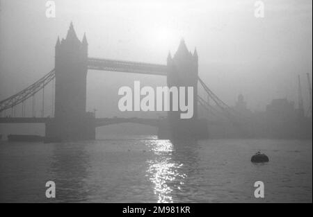 Tower Bridge sul Tamigi, Londra la mattina presto. Foto Stock