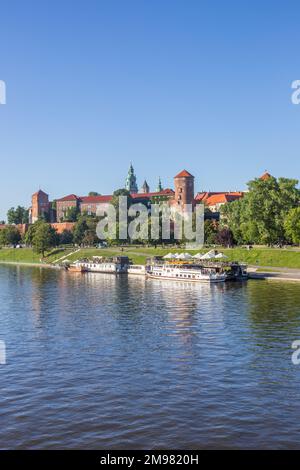 Il ristorante si trova nel fiume presso lo storico castello di Wawel a Cracovia, in Polonia Foto Stock