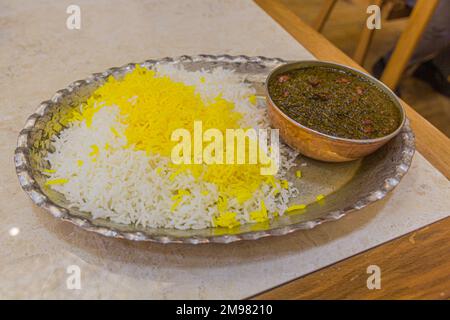 Cibo in Iran - Ghormeh Sabzi con riso allo zafferano Foto Stock