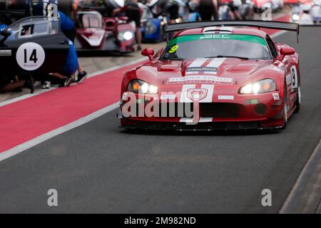 Angus Fender guida la sua 2007, Dodge Viper, durante la sessione di qualificazione per le Leggende Masters Endurance al Silverstone Classic 2022 Foto Stock