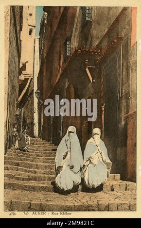 Due donne camminano lungo i gradini di via Kleber, Algeri, Algeria. Foto Stock