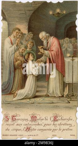 Carta devozionale Chromolithograph - San Tarsicio (o Tarcisio), un martire della chiesa paleocristiana del 3rd ° secolo, riceve la Santa comunione prima della sua morte per mano di una folla come egli ha portato il Santo sacrificio a condannati cristiani in prigione. Una carta ricordo per la comunione 1st di Henriette Dewees presso la Chiesa di San Giovanni Battista a Dunkerque, Francia, il 28th aprile 1910. Foto Stock