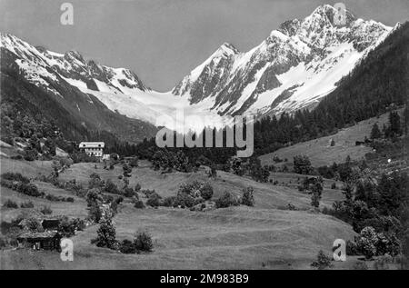 Ried, Blatten (Lotschen) - nel Lotschental, una delle più belle valli del Vallese sul versante settentrionale della valle del Rodano, in Svizzera. Vista su Langgletscher (ghiacciaio di Lang), Sattelhorn e Schienhorn Foto Stock