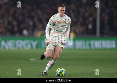 Genova, Italia, 16th gennaio 2023. Michael Svoboda del Venezia FC durante la partita di Serie B a Luigi Ferraris, Genova. L'immagine di credito dovrebbe essere: Jonathan Moskrop / Sportimage Foto Stock