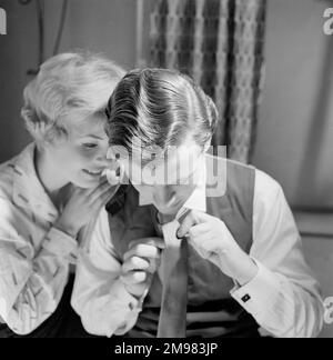 Pubblicità per i prodotti per capelli Silvikrin -- modelli maschili e femminili (Michael Hewson e Liz Duke). Foto Stock