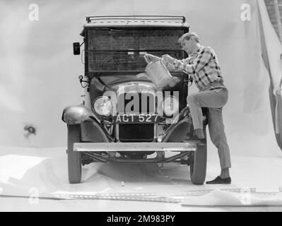 Pubblicità per petrolio di benzolo nazionale -- modello maschio come acqua di versamento meccanica in un radiatore di automobile. Foto Stock