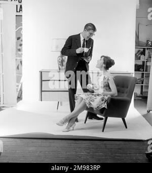 Pubblicità per Nescafe -- modelli maschili e femminili (Geoffrey Jones e Geraldine Hill) in posa. Foto Stock