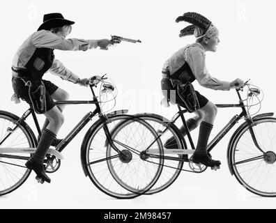 Pubblicità per le biciclette di Triumph -- due modelli del ragazzo che giocano i cowboys e gli indiani. Foto Stock