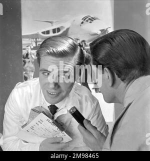Pubblicità per i prodotti per capelli Silvikrin -- due modelli maschili in posa (D Orme e K Mason). Foto Stock