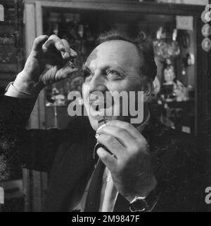 Pubblicità per il cioccolato di Cadbury -- modello maschile (Jack Todd) in posa in un negozio di antiquariato. Foto Stock