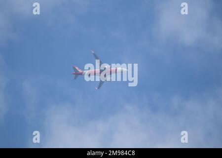 Chiangmai, Thailandia - 25 2022 novembre: 9m-RAJ Airbus A320-200 di AirAsia. Decollo dall'aeroporto di Chiangmai a Kuala lumpur, Malesia. Foto Stock