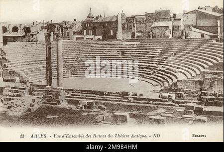 L'Anfiteatro di Arles, costruito nel 90AD, poteva ospitare 20.000 spettatori in epoca romana. Quando cadde l'Impero Romano, il teatro fu trasformato in fortezza con l'aggiunta delle quattro torri e la costruzione di una piazza e cappelle al centro. Foto Stock