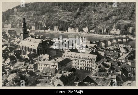 Una veduta aerea della città tedesca di Heidelberg, presa dal Castello di Heidelberg, che mostra la Chiesa dello Spirito Santo (Heiliggeistkirche) e le case circostanti, il fiume, gli edifici e il ponte. Foto Stock