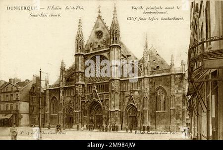 Facciata della chiesa di Saint Eloi, a Dunkerque (Dunkerque), Francia, con un grande gruppo di persone che si trovano all'esterno. Foto Stock