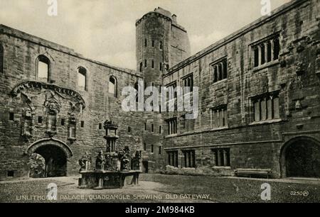 Lothian, Scozia - Palazzo di Linlithgow, che mostra l'interno del quadrilatero del castello e la vecchia porta. Questo palazzo servì come residenza per i monarchi di Scozia nei secoli 15th e 16th. Foto Stock