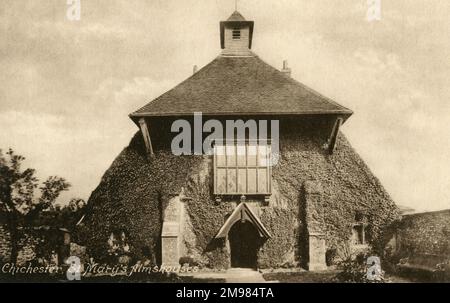 Saint Marys Almshouses - Chichester, Sussex, St Mary's Hospital in St Martin's Square, Chichester è una delle più antiche almshouses del paese ed è ancora in uso oggi, fornendo alloggio per molti anziani. Le serre si compongono di un lungo, basso edificio a due piani con un tetto a timpano piastrellato. L'edificio e' composto da mattoni dipinti e presenta una porta originale in pietra. Foto Stock