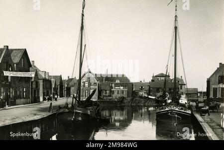 Il Porto Vecchio, Spakenburg - Paesi Bassi (De Oude Haven). Immagine delle chiatte olandesi nel vecchio porto di Spakenburg. Il Porto Vecchio è stato intorno tanto quanto Spakenburg, che è stato formato intorno al 13th ° secolo. Originariamente, il porto era utilizzato come ormeggio per le navi dei pescatori di Zuiderzee. Foto Stock