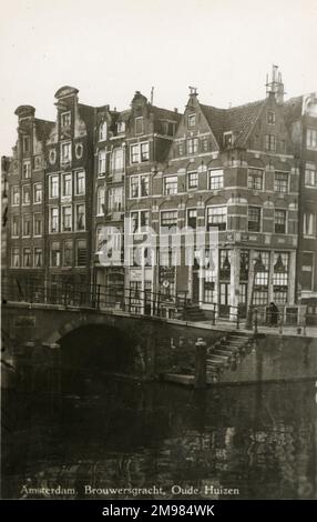 Amsterdam Brouwersgracht - Case antiche (Oude Huizen). Brouwersgracht è un canale di Amsterdam che collega il canale Singel. L'immagine mostra un ponte sul canale con una rampa di scalini che scendono verso l'acqua all'angolo di Prinsengracht / Brewers con la " Grande Sluice ". Foto Stock