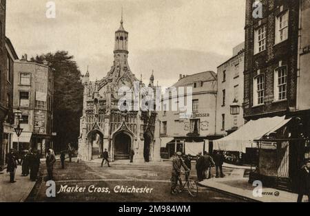 Chichester Cross è un'elaborata croce di mercato perpendicolare al centro della piazza del mercato, costruita da Edward Story, Vescovo di Chichester. La Croce del mercato è costruita in pietra di Caen, la colonna centrale sembra continuare attraverso il tetto, ed è sostenuta senza da otto contrafforti volanti. Circondato da negozi e locali commerciali Foto Stock