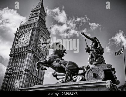 Regina degli inceni - questa statua in bronzo di Boadicea (Boudicca), ai piedi del Westminster Bridge, Londra, fu scolpita nel 1850 da Thomas Thornycroft. La forma iconica del Big ben si nasconde dietro. Foto Stock