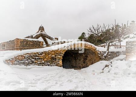 Cava Gran o Cava Arquejada doveva immagazzinare la neve per produrre e poi commercializzare il ghiaccio. La struttura si trova in mezzo al paesaggio montano di de Mariola nat Foto Stock