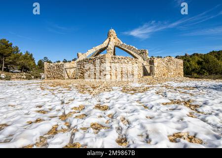 Cava Gran o Cava Arquejada doveva immagazzinare la neve per produrre e poi commercializzare il ghiaccio. La struttura si trova in mezzo al paesaggio montano di de Mariola nat Foto Stock