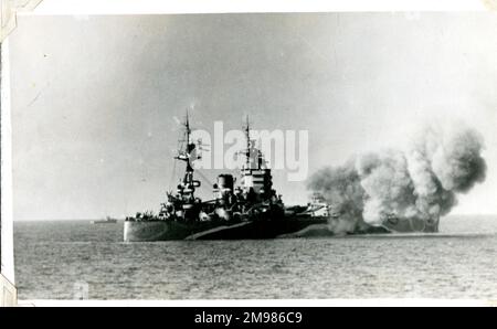 D-Day Firing Off Normandia, Francia, HMS Nelson, giugno 1944. Foto Stock