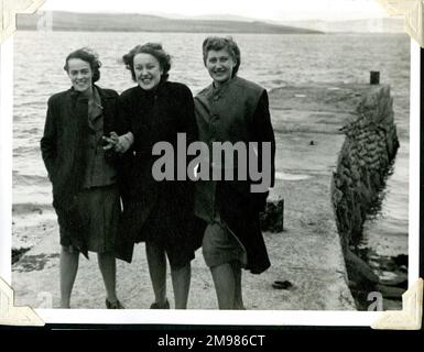 Tre colleghi del WRNS a Lyness, Isola di Hoy, Orkney, Scozia, dove la base navale principale per la flotta britannica, Scapa Flow, è stata fondata nel WW2. Foto Stock