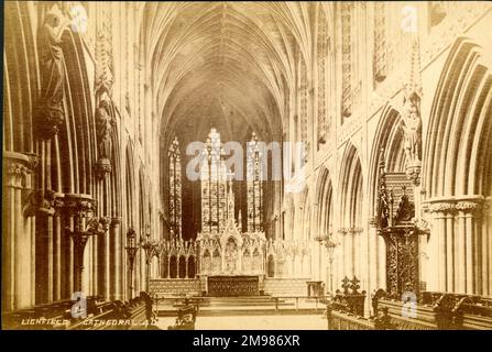 Vista interna di fronte all'altare, alla Cattedrale di Lichfield, a Lichfield, allo Staffordshire. Foto Stock