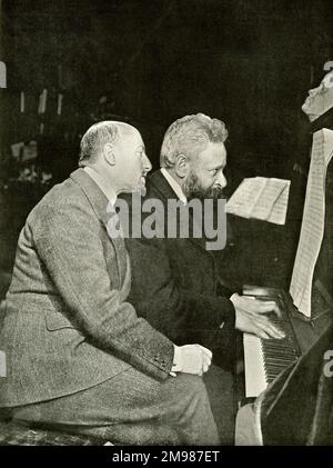 Gabriele D'Annunzio (1863-1938), scrittore italiano, e Alberto Franchetti (1860-1942), compositore italiano, seduti a un pianoforte durante le prove per l'opera di quest'ultima, figlia di Iorio, libretto di d'Annunzio, ha debuttato alla Scala Milano il 29 marzo 1906. Foto Stock