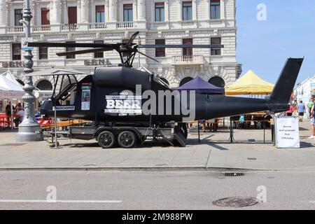 Un venditore di strada italiano, ispirato all'elicottero militare Apache, costruì il suo Beer Chopper per vendere birre artigianali per le strade di Trieste. Foto Stock