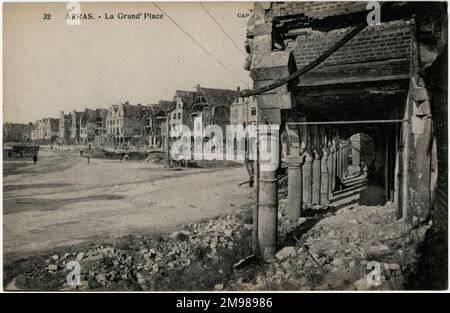 Arras, Francia -- la piazza principale (Grande Place) danneggiata dai bombardamenti nel WW1. Foto Stock