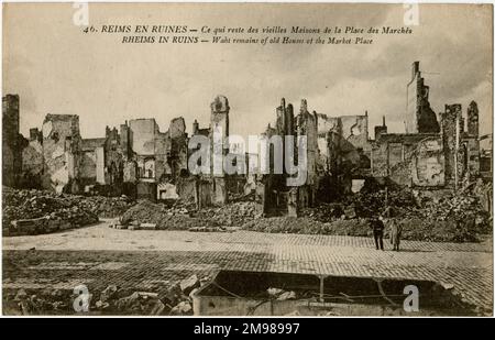 Reims, Francia - rovine durante i bombardamenti del WW1, mostrando ciò che rimane delle vecchie case nel mercato. Foto Stock