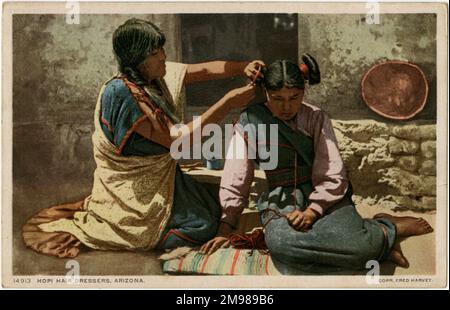 Arizona, USA - donna e ragazza Hopi. Prima del matrimonio le ragazze Hopi indossano i capelli in due grandi corone su entrambi i lati della testa. Foto Stock