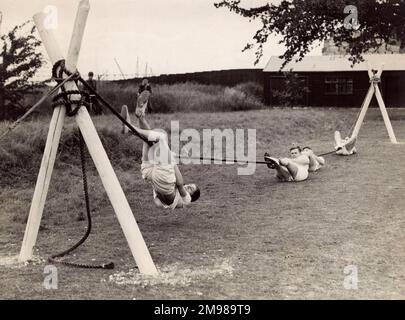 Attività navali in un campo sportivo, mostrando cadetti su una corda. Foto Stock