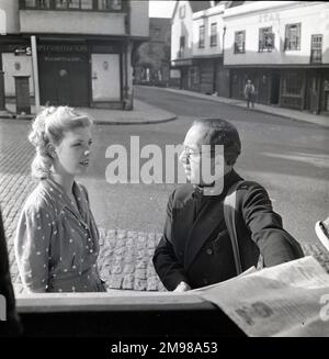 Adrian Brunel (1892-1958), regista e sceneggiatore inglese, che ha iniziato la sua carriera durante l'era del cinema muto. Visto qui in una location cinematografica per il primo dei pochi, dove stava assistendo il suo amico Leslie Howard, l'attore principale del film. Con lui è Anne Firth (1918-1967), attrice britannica del film, che ha giocato la parte di Miss Harper. Foto Stock
