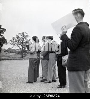 La troupe del film è al lavoro sul posto durante le riprese del primo dei pochi, in cui Leslie Howard ha interpretato il designer di Spitfire RJ Mitchell. Foto Stock