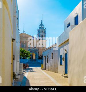 Vicolo stretto che conduce all'antica chiesa di Lefkes, Grecia Foto Stock