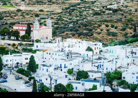 Case tradizionali imbiancate a calce, Monastero della Santissima Trinità a Lefkes Foto Stock