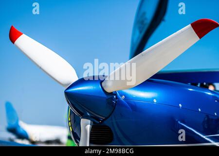 Primo piano di vista di elica bianca del naso blu dell'aereo sportivo Foto Stock