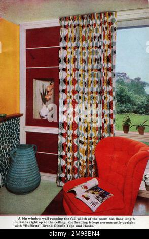 Illustrazione nel libro a tendina, che mostra una grande finestra e tende a pavimento. Foto Stock