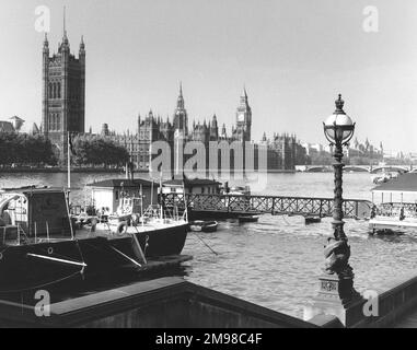 La scena dall'argine a sud-est di Westminster Bridge. The Houses of Parliament, Big ben, Lambeth Pier in primo piano, Londra. Foto Stock