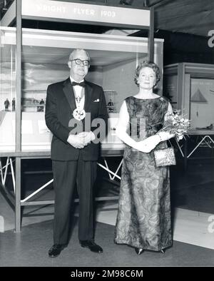 Sir George Gardner, presidente di Raes 1965-1966, e Lady Gardner, alla Conversazione Centenaria tenutasi al Museo della Scienza il 12 gennaio 1966. Foto Stock