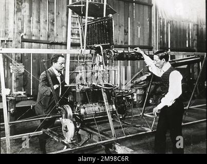 Alberto Santos-Dumont in un hangar. Foto Stock